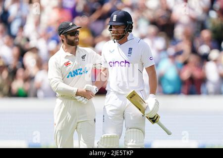 Il Kane Williamson (a sinistra) della Nuova Zelanda scuote Jonny Bairstow dell'Inghilterra dopo essere stato bowled fuori durante il terzo giorno del terzo LV= Insurance Test Series Match allo stadio Emerald Headingley di Leeds. Data foto: Sabato 25 giugno 2022. Foto Stock