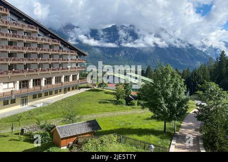 25 giugno 2022, Austria, Telfs: Vista dell' Interalpen Hotel Tyrol vicino Telfs. Qui si trovano la delegazione stampa degli Stati Uniti e il centro stampa americano per la copertura del vertice del G7. (Al 'vertice del G7 in Germania - la stampa degli Stati Uniti ospitò in Austria') Foto: CAN Merey/dpa Foto Stock