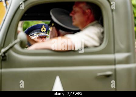 2022-06-25 14:21:44 L'AIA - primo Ministro Mark Rutte e re Willem-Alexander durante la Giornata olandese dei Veterani durante la defile. Durante questo tributo agli oltre 100.000 veterani olandesi, il re dà un discorso e presenta diciotto iscrizioni a bandiera a unità delle forze armate che si sono distinte durante la battaglia in Afghanistan. ANP ROBIN UTRECHT paesi bassi fuori - belgio fuori Foto Stock