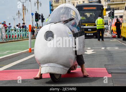 Brighton UK 25th Giugno 2022 - Cedric Lynch nella sua moto convertita di 30 anni completa oggi il 2nd London to Brighton Electric Vehicle Rally lungo il lungomare : Credit Simon Dack / Alamy Live News Foto Stock