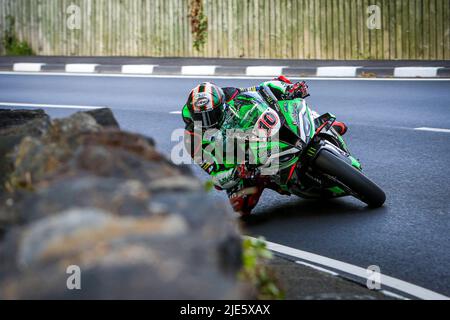 Peter Hickman sul Gas Monkey Garage by FHO Racing BMW S1000RR superbike alla 2022 Isle of Man TT corse in curva accanto ad un muro di pietra manx. Foto Stock