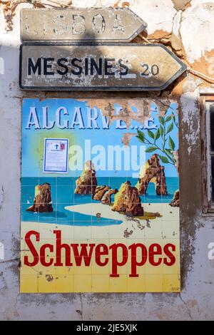 Vintage Scheppes Advertising Sign on Azulejos piastrelle in ceramica nella città di Boliqueim su Rua Dr Joao Baptista Ramos Faisca l'Algarve, Portogallo Foto Stock