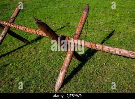 fortificazione rinforzi durante la guerra sotto forma di recinzione fatta di una piccola quantità di filo spinato Foto Stock