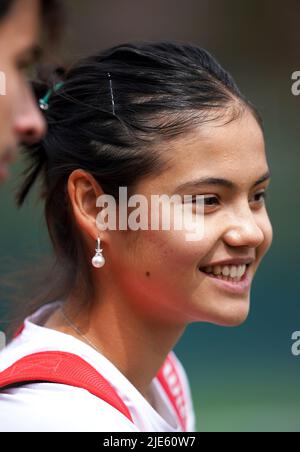 Emma Raducanu precede il campionato Wimbledon 2022 all'All England Lawn Tennis and Croquet Club, Wimbledon. Data foto: Sabato 25 giugno 2022. Foto Stock