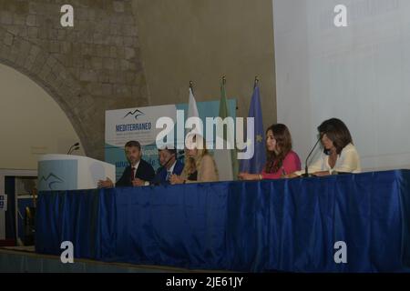 Napoli, Italia. 25th giugno 2022. Luigi di Maio, politico italiano in carica di Ministro degli Affari Esteri dal 5 settembre 2019 al Mediterraneo Wine & Food and Travel a Castel dell'Ovo. (Foto di Mariano Montella/Pacific Press) Credit: Pacific Press Media Production Corp./Alamy Live News Foto Stock