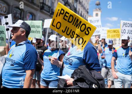 Madrid, Spagna. 25th giugno 2022. Un dimostrante ha un cartello che dice "chiediamo cosa sia giusto” durante la manifestazione a Puerta de Sol. La concentrazione è stata convocata dall'associazione ASFASPRO per chiedere un incremento salariale e miglioramenti nella loro carriera professionale con l'obiettivo che la società conosca la situazione dei lavoratori delle forze armate. Credit: SOPA Images Limited/Alamy Live News Foto Stock