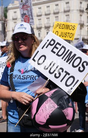 Madrid, Spagna. 25th giugno 2022. Un dimostrante ha un cartello che dice "chiediamo cosa sia giusto” durante la manifestazione a Puerta de Sol. La concentrazione è stata convocata dall'associazione ASFASPRO per chiedere un incremento salariale e miglioramenti nella loro carriera professionale con l'obiettivo che la società conosca la situazione dei lavoratori delle forze armate. Credit: SOPA Images Limited/Alamy Live News Foto Stock