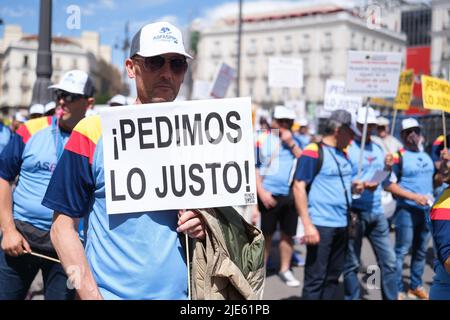 Madrid, Spagna. 25th giugno 2022. Un dimostrante ha un cartello che dice "chiediamo cosa sia giusto” durante la manifestazione a Puerta de Sol. La concentrazione è stata convocata dall'associazione ASFASPRO per chiedere un incremento salariale e miglioramenti nella loro carriera professionale con l'obiettivo che la società conosca la situazione dei lavoratori delle forze armate. Credit: SOPA Images Limited/Alamy Live News Foto Stock