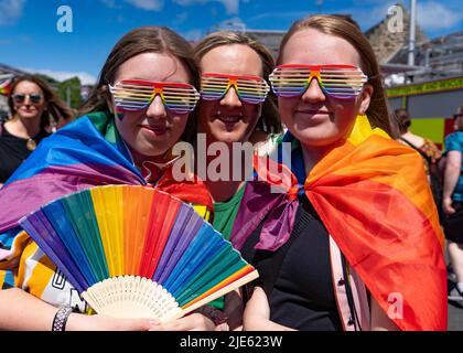 Edimburgo, Scozia, Regno Unito. 25 giugno 2022. La marcia annuale Pride Edinburgh si svolge oggi nel centro di Edimburgo. Migliaia di persone si sono incontrate al Parlamento scozzese di Holyrood prima di marciare attraverso la città vecchia per radunarsi a Bristo Square. Iain Masterton/Alamy Live News Foto Stock