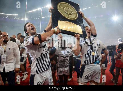 Jan Serfontein. Nicolaas Janse van Rensburg di Montpellier e i compagni di squadra celebrano la vittoria dopo il campionato francese Top 14 finale di rugby Unione tra Castres Olympique (CO) e Montpellier Herault Rugby (MHR) il 24 giugno 2022 a Stade de France a Saint-Denis vicino Parigi, Francia - Foto Jean Catuffe / DPPI Foto Stock