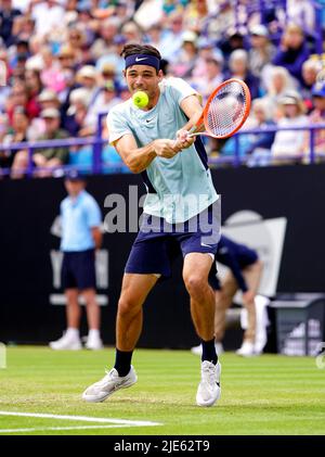 Taylor Fritz degli Stati Uniti in azione durante la partita finale dei suoi singoli uomini contro il Maxime Cressy degli Stati Uniti al centro del campo il giorno otto del Rothesay International Eastbourne al Devonshire Park di Eastbourne. Data foto: Sabato 25 giugno 2022. Foto Stock