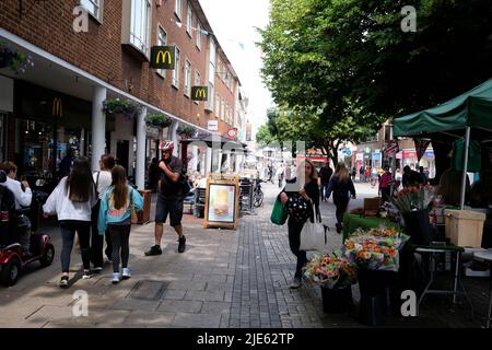 città di canterbury con negozi e bancarelle di alta strada e mercato, kent est, uk giugno 2022 Foto Stock