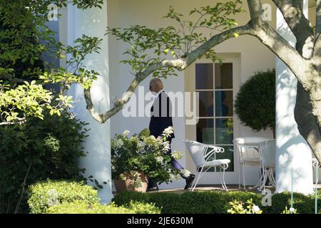 Washington, Stati Uniti. 25th giugno 2022. Il presidente Joe Biden lascia l'ufficio ovale della Casa Bianca a Washington, DC prima della sua partenza per il vertice del G7 a Krun, Germania, venerdì 25 giugno 2022. Foto di Yuri Gripas/UPI Credit: UPI/Alamy Live News Foto Stock