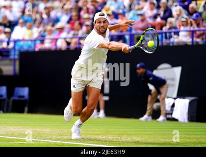 Maxime Cressy degli Stati Uniti in azione durante la partita finale dei suoi singoli uomini contro Taylor Fritz degli Stati Uniti sul campo centrale il giorno otto del Rothesay International Eastbourne al Devonshire Park di Eastbourne. Data foto: Sabato 25 giugno 2022. Foto Stock