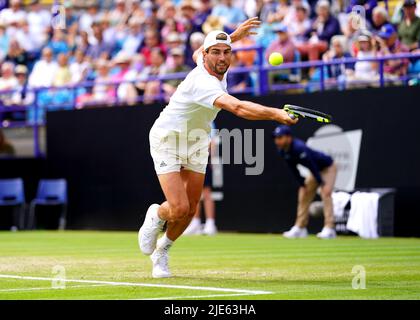 Maxime Cressy degli Stati Uniti in azione durante la partita finale dei suoi singoli uomini contro Taylor Fritz degli Stati Uniti sul campo centrale il giorno otto del Rothesay International Eastbourne al Devonshire Park di Eastbourne. Data foto: Sabato 25 giugno 2022. Foto Stock