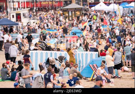 La gente gode del caldo tempo sulla spiaggia di Scarborough, North Yorkshire. Data foto: Sabato 25 giugno 2022 Foto Stock