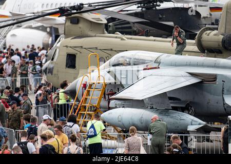 25 giugno 2022, Brandeburgo, Schönefeld: Un soldato dell'Aeronautica si erge su una Panavia 200 (PA-200) Tornado delle forze Armate tedesche all'esposizione Internazionale Aerospaziale (Ila). L'Air Show all'aeroporto di Schönefeld sarà aperto dal 22 al 26 giugno 2022. Foto: Fabian Sommer/dpa Foto Stock