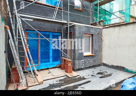 Isolamento per facciate in polistirene con impalcatura protetta Foto Stock