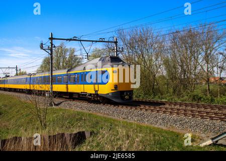 ICM Kopoper intercity di NS in pista a Driebruggen nei Paesi Bassi Foto Stock