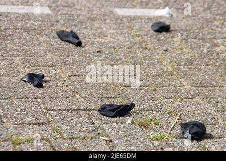 Bombole con protossido di azoto e palloncini neri lasciate nel parcheggio dopo l'uso come droga all'Aia Foto Stock