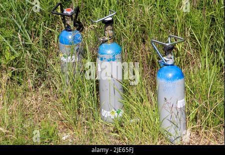 Bombole con protossido di azoto e palloncini neri lasciate nel parcheggio dopo l'uso come droga all'Aia Foto Stock