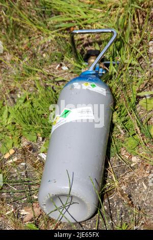 Bombole con protossido di azoto e palloncini neri lasciate nel parcheggio dopo l'uso come droga all'Aia Foto Stock