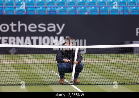 Devonshire Park, Eastbourne, Regno Unito. 25th giugno 2022. Finali del torneo di tennis del prato di Eastbourne International; Un membro dello staff controlla la rete prima delle finali sul campo di centro credito: Action Plus Sports/Alamy Live News Foto Stock