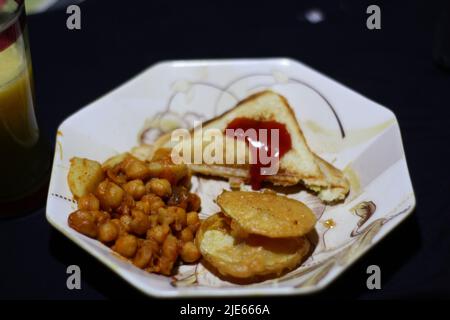Nashta di nuovi piatti indiani e pakistani nel ristorante Plate dhaba Foto Stock