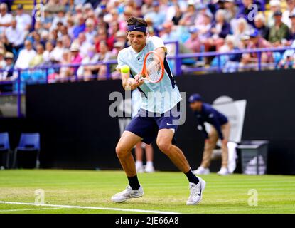 Taylor Fritz degli Stati Uniti in azione durante la partita finale dei suoi singoli uomini contro il Maxime Cressy degli Stati Uniti al centro del campo il giorno otto del Rothesay International Eastbourne al Devonshire Park di Eastbourne. Data foto: Sabato 25 giugno 2022. Foto Stock