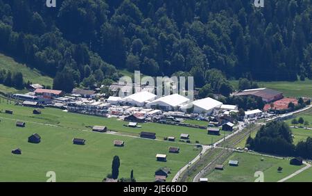 25 giugno 2022, Baviera, Garmisch-Partenkirchen: L'International Media Center è stato costruito nel parcheggio di Hausberg. La Germania ospita il vertice del G7 (26-28 giugno) delle democrazie economicamente forti. Foto: Angelika Warmuth/dpa Foto Stock