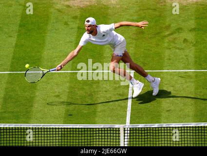 Maxime Cressy degli Stati Uniti in azione durante la partita finale dei suoi singoli uomini contro Taylor Fritz degli Stati Uniti sul campo centrale il giorno otto del Rothesay International Eastbourne al Devonshire Park di Eastbourne. Data foto: Sabato 25 giugno 2022. Foto Stock