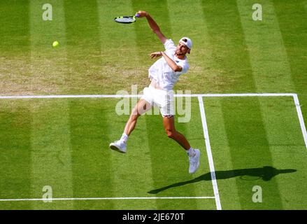 Maxime Cressy degli Stati Uniti in azione durante la partita finale dei suoi singoli uomini contro Taylor Fritz degli Stati Uniti sul campo centrale il giorno otto del Rothesay International Eastbourne al Devonshire Park di Eastbourne. Data foto: Sabato 25 giugno 2022. Foto Stock