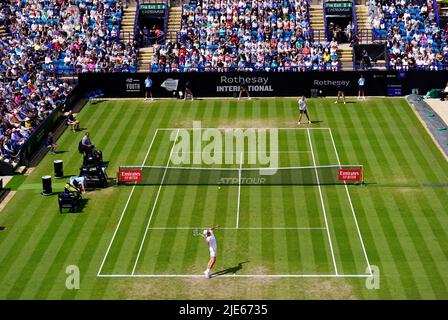 Maxime Cressy di USA serve durante la partita finale dei suoi singoli uomini contro Taylor Fritz di USA sul campo centrale il giorno otto del Rothesay International Eastbourne al Devonshire Park di Eastbourne. Data foto: Sabato 25 giugno 2022. Foto Stock