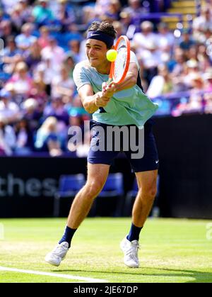 Taylor Fritz degli Stati Uniti in azione durante la partita finale dei suoi singoli uomini contro il Maxime Cressy degli Stati Uniti al centro del campo il giorno otto del Rothesay International Eastbourne al Devonshire Park di Eastbourne. Data foto: Sabato 25 giugno 2022. Foto Stock