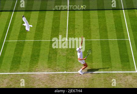 Maxime Cressy di USA serve durante la partita finale dei suoi singoli uomini contro Taylor Fritz di USA sul campo centrale il giorno otto del Rothesay International Eastbourne al Devonshire Park di Eastbourne. Data foto: Sabato 25 giugno 2022. Foto Stock