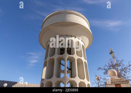 Madrid, Spagna. Il Cuarto Deposto (quarto serbatoio), una vecchia torre d'acqua del canale Isabel II situato nel parco di Plaza de Castilla vicino Chamartin Foto Stock