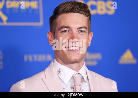 PASADENA, LOS ANGELES, CALIFORNIA, USA - GIUGNO 24: Lucas Adams arriva ai 49th Daytime Emmy Awards che si tengono al Pasadena Convention Center il 24 Giugno 2022 a Pasadena, Los Angeles, California, Stati Uniti. (Foto di Xavier Collin/Image Press Agency) Foto Stock