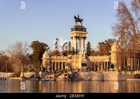 Madrid, Spagna. Monumento ad Alfonso XII nel Parco di Buen Retiro (El Retiro), situato sul bordo orientale di un lago artificiale vicino al centro del parco Foto Stock
