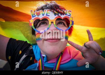 Persone che partecipano all'evento Pride Edinburgh 2022 a Edimburgo. Data foto: Sabato 25 giugno 2022. Foto Stock