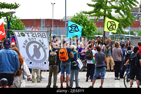 Bristol, Regno Unito. 25th giugno 2022. Durante un caldo pranzo a Temple Quay, stazione ferroviaria di Bristol Templemeads, un incontro di sciatori sindacali si preparano per una marcia nella città di Bristol sulle condizioni di lavoro della ferrovia e le condizioni di pagamento. Picture Credit: Robert Timoney/Alamy Live News Foto Stock