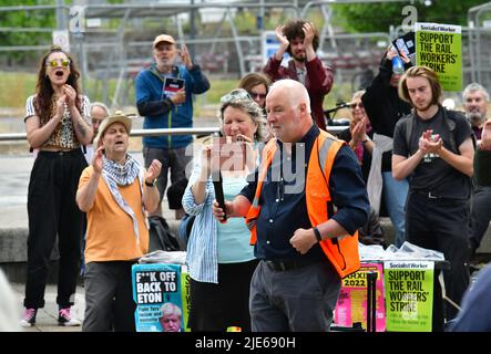 Bristol, Regno Unito. 25th giugno 2022. Durante un caldo pranzo a Temple Quay, stazione ferroviaria di Bristol Templemeads, un incontro di sciatori sindacali si preparano per una marcia nella città di Bristol sulle condizioni di lavoro della ferrovia e le condizioni di pagamento. Picture Credit: Robert Timoney/Alamy Live News Foto Stock