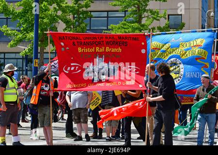 Bristol, Regno Unito. 25th giugno 2022. Durante un caldo pranzo a Temple Quay, stazione ferroviaria di Bristol Templemeads, un incontro di sciatori sindacali si preparano per una marcia nella città di Bristol sulle condizioni di lavoro della ferrovia e le condizioni di pagamento. Picture Credit: Robert Timoney/Alamy Live News Foto Stock