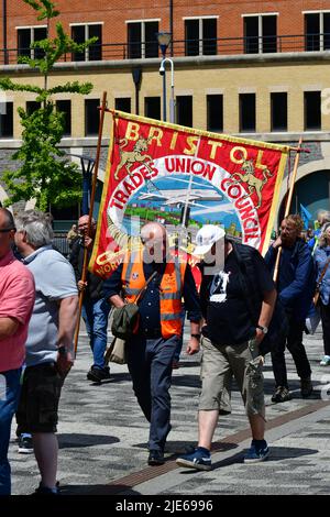 Bristol, Regno Unito. 25th giugno 2022. Durante un caldo pranzo a Temple Quay, stazione ferroviaria di Bristol Templemeads, un incontro di sciatori sindacali si preparano per una marcia nella città di Bristol sulle condizioni di lavoro della ferrovia e le condizioni di pagamento. Picture Credit: Robert Timoney/Alamy Live News Foto Stock