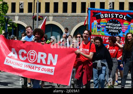 Bristol, Regno Unito. 25th giugno 2022. Durante un caldo pranzo a Temple Quay, stazione ferroviaria di Bristol Templemeads, un incontro di sciatori sindacali si preparano per una marcia nella città di Bristol sulle condizioni di lavoro della ferrovia e le condizioni di pagamento. Picture Credit: Robert Timoney/Alamy Live News Foto Stock