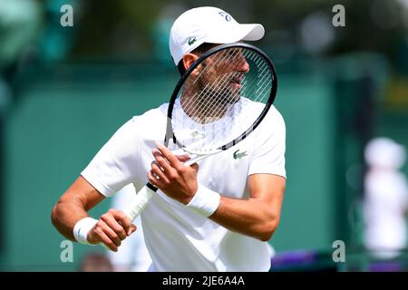 25th giugno 2022, All England Lawn Tennis and Croquet Club, Londra, Inghilterra; torneo di tennis di Wimbledon; Novak Djokovic durante la sua sessione di pratica Foto Stock