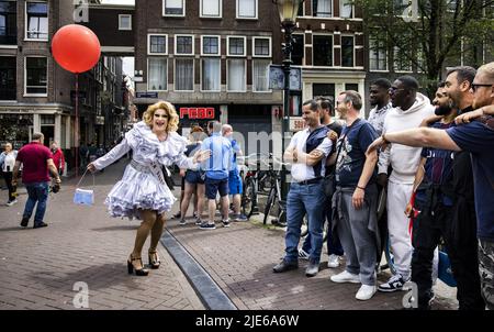 2022-06-25 14:03:27 AMSTERDAM - trascinare regine Miss Aprile Estate e Miss Marvy nel quartiere a luci rosse. Il pubblico può avere la loro foto scattata con le regine di trascinamento Miss April Summer e Miss Marvy. Durante gli Open Days del Distretto a luci rosse del 2022, 40 imprenditori e aziende mostreranno che cosa significa imprenditorialità nel centro storico della città. ANP RAMON VAN FLYMEN olanda OUT - belgio OUT Foto Stock