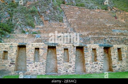 Le terrazze di Pumatallis all'interno della Cittadella di Ollantaytambo Incas, Valle Sacra degli Incas, Urubamba, Cusco, Perù, Sud America Foto Stock