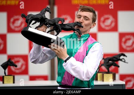 Jockey Colin Keane celebra baciando il troppy dopo aver vinto il Dubai Duty Free Irish Derby con Horse Westover durante il secondo giorno del Dubai Duty Free Irish Derby Festival all'ippodromo Curragh nella contea di Kildare, in Irlanda. Data foto: Sabato 25 giugno 2022. Foto Stock