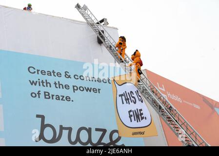 23 giugno 2022, CANNES, Francia: CANNES, FRANCIA - 24 GIUGNO: Festival dei Lions di Cannes interrotto da Greenpeace in combustibili fossili, protesta al Palais des Festivals il 24th giugno 2022 a Cannes, Francia. (Credit Image: © Frederick Injimbert/ZUMA Press Wire) Foto Stock