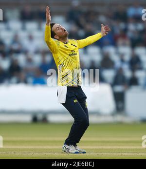 CHESTER LE STREET, IK. GIUGNO 24th Nathan Sowter di Durham reagisce durante la partita di Blast Vitality T20 tra il Durham County Cricket Club e Nottinghamshire al Seat Unique Riverside, Chester le Street venerdì 24th giugno 2022. (Credit: Will Matthews | MI News) Credit: MI News & Sport /Alamy Live News Foto Stock